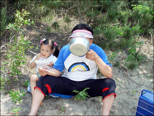 둘 다 맛있는 해물라면을 먹느라고 정신이 없습니다. 